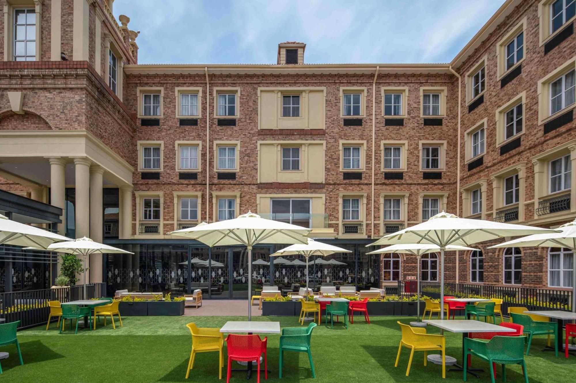 Hampton By Hilton Sandton Grayston Hotel 4*